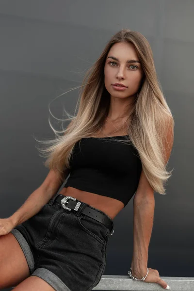 Stilvolle Junge Schöne Mädchen Einem Schwarzen Shirt Und Modischen Jeanshosen — Stockfoto