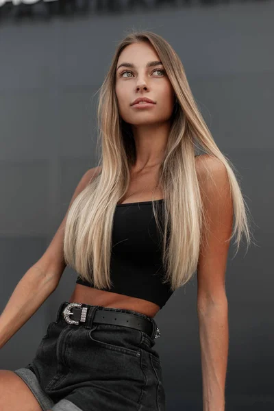 Mooie Jonge Model Vrouw Met Mooi Gezicht Zwart Mode Jeans — Stockfoto
