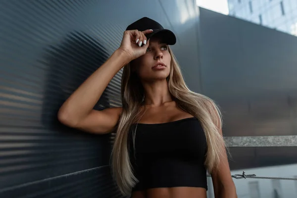 Cool Hipster Mujer Rubia Con Gorra Negra Moda Camiseta Negra —  Fotos de Stock