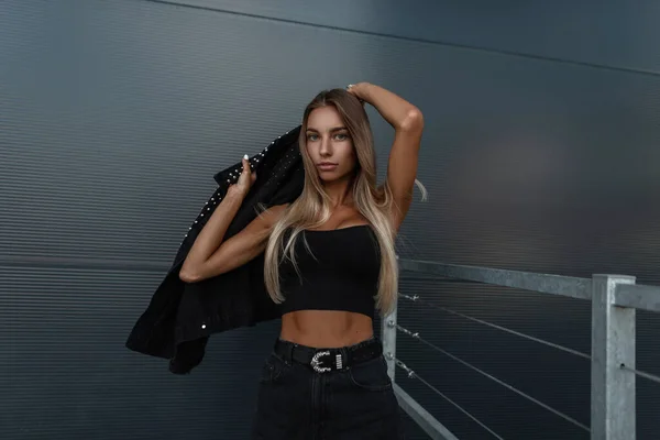 Siyah Giysili Şortlu Güzel Bir Bayan Model Metal Duvarın Yanındaki — Stok fotoğraf