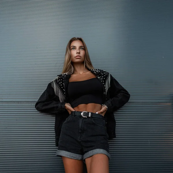 Stijlvol Jong Meisje Model Met Mode Denim Jas Zwarte Jeans — Stockfoto