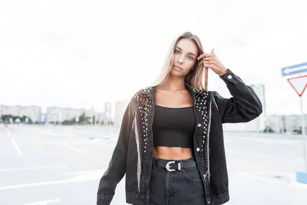 Schöne Junge Frau Modell Einer Modischen Schwarzen Jeansjacke Und Schwarzen — Stockfoto