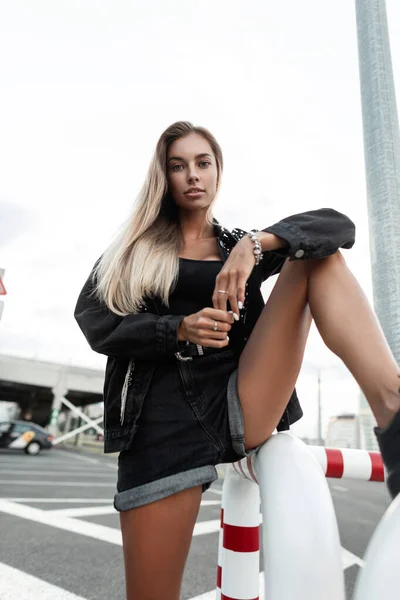 Mode Hübsche Kaukasische Mädchen Mit Blonden Haaren Mit Sexy Beinen — Stockfoto