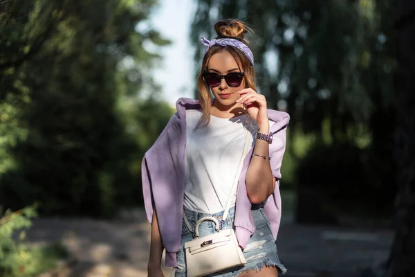 Hübsches Hipster Mädchenporträt Mit Kopftuch Und Sonnenbrille Modischer Sommerkleidung Spaziert — Stockfoto