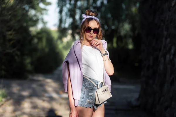 Junge Schöne Hipster Frau Modischer Sommerkleidung Mit Sonnenbrille Und Handtasche — Stockfoto