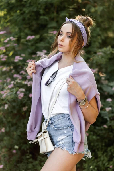 Schöne Junge Hipstermädchen Mit Kopftuch Trendiger Freizeitkleidung Lila Sweatshirt Zerrissene — Stockfoto