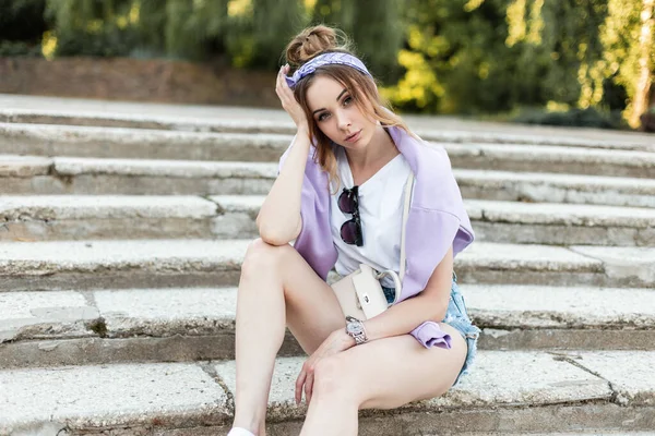 Молода Жінка Модному Джинсовому Повсякденному Одязі Фіолетовою Банданою Светром Сидить — стокове фото