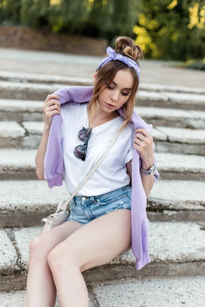 Красива Молода Кавказька Дівчина Модному Повсякденному Одязі Фіолетовою Банданою Светром — стокове фото