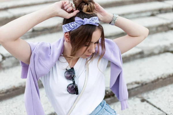 Молода Жінка Модному Фіолетовому Весняному Одязі Вулиці — стокове фото