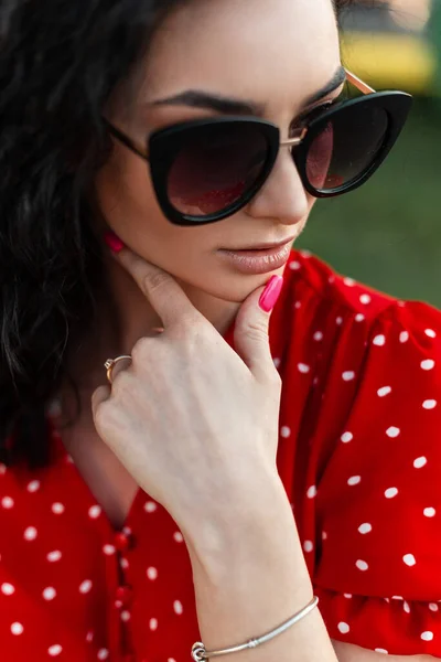 Retrato Cerca Mujer Joven Con Gafas Sol Moda Vestido Rojo — Foto de Stock