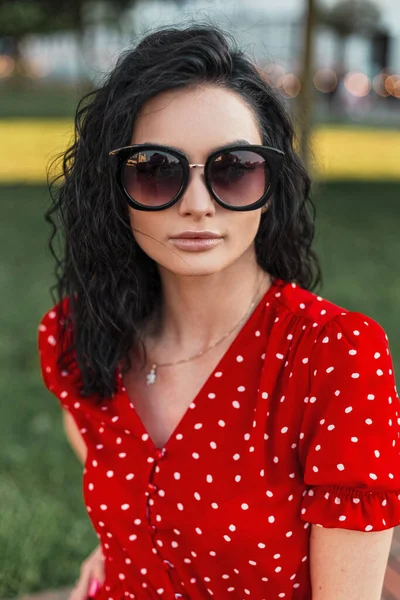 Женщина Модель Кудрявыми Волосами Модных Солнцезащитных Очках Красном Платье Улице — стоковое фото