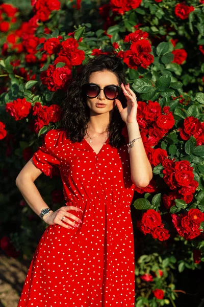 Μοντέρνα Όμορφη Γυναίκα Ρετρό Γυαλιά Ηλίου Vintage Κόκκινο Φόρεμα Στον — Φωτογραφία Αρχείου