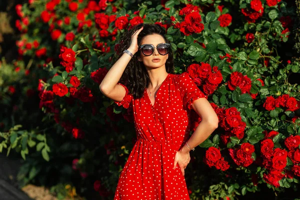 Ung Elegant Söt Lockig Kvinna Med Snygga Solglasögon Röd Mode — Stockfoto