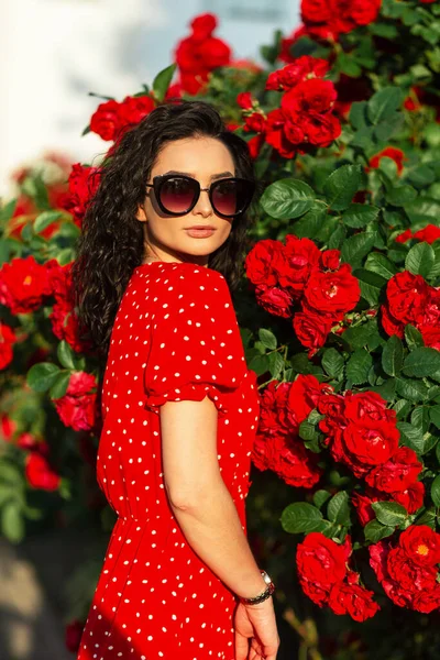 Όμορφη Νεαρή Κοπέλα Μοντέρνα Γυαλιά Ηλίου Ένα Καλοκαιρινό Κόκκινο Φόρεμα — Φωτογραφία Αρχείου