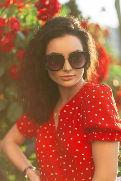 Retrato Verão Uma Bela Mulher Com Óculos Sol Vestido Vermelho — Fotografia de Stock