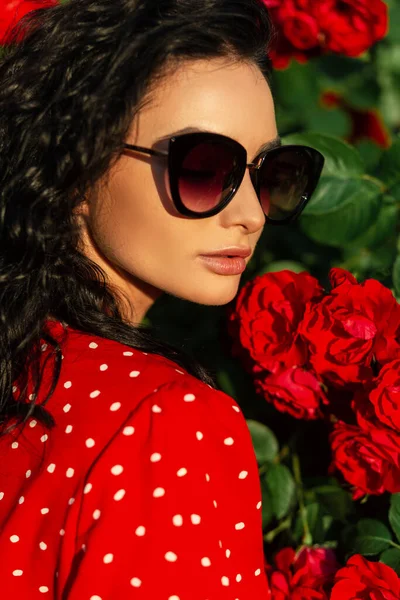 Sommar Porträtt Mode Vacker Kvinna Med Snygga Solglasögon Röd Klänning — Stockfoto