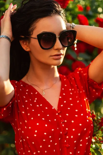 一个戴着太阳镜 身穿红色连衣裙的年轻漂亮女子的夏季新画像 — 图库照片