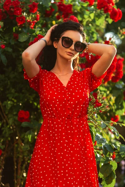 Κομψό Όμορφη Γυναίκα Γυαλιά Ηλίου Μόδας Ένα Καλοκαιρινό Κόκκινο Φόρεμα — Φωτογραφία Αρχείου