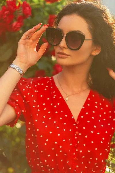 Glamorosa Chica Rizada Con Estilo Joven Con Gafas Sol Retro — Foto de Stock