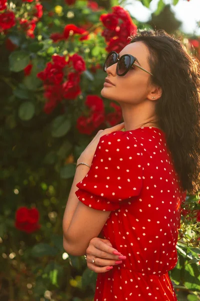 Красива Молода Кучерява Жінка Модними Сонцезахисними Окулярами Червоній Сукні Стоїть — стокове фото