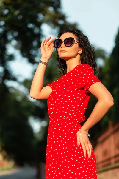 Елегантність Красива Жінка Одягає Модні Сонцезахисні Окуляри Старовинну Червону Сукню — стокове фото