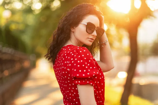 Прекрасна Італійська Дівчина Модний Літній Яскравий Одяг Окулярами Ретро Червоне — стокове фото