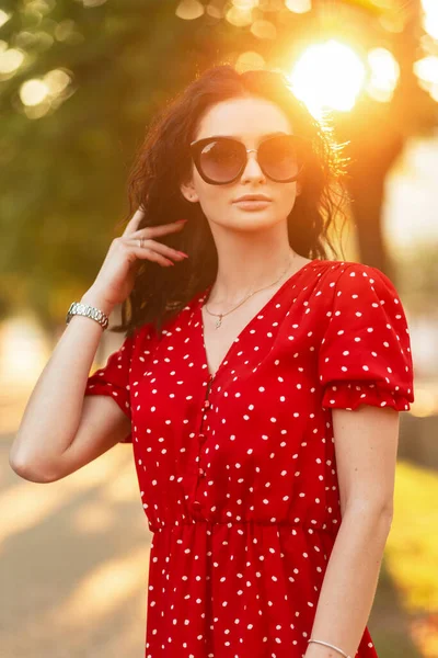 Модна Літня Жінка Сонцезахисними Окулярами Старовинній Червоній Сукні Стоїть Вулиці — стокове фото