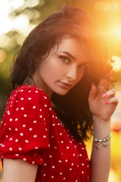 Lato Piękno Portret Piękny Kręcone Kobieta Moda Bransoletka Retro Czerwony — Zdjęcie stockowe