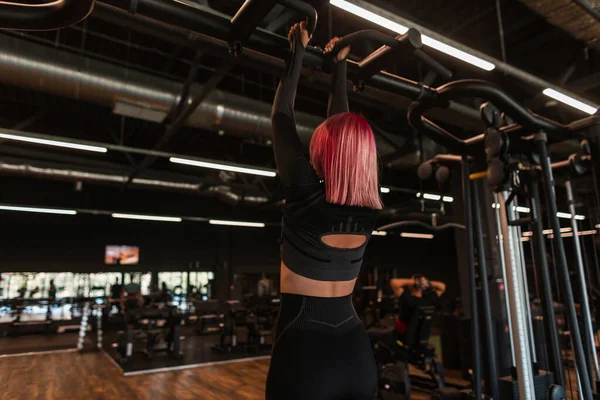 Şık Genç Bir Kız Sporcu Pembe Saçlı Siyah Spor Giyimli — Stok fotoğraf