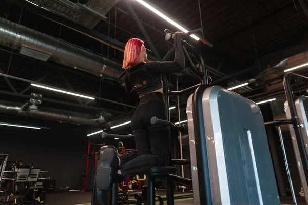 Δυνατή Νεαρή Γυναίκα Σηκώνεται Και Γυμνάζεται Στο Γυμναστήριο — Φωτογραφία Αρχείου