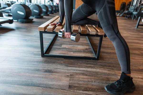 Siyah Elbiseli Kadın Sporcu Spor Salonundaki Tahta Bankta Egzersiz Yapıyor — Stok fotoğraf