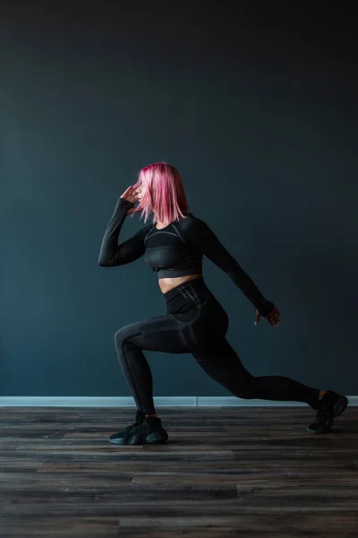 Schöne Fitness Junge Frau Mit Rosa Haaren Schwarzer Sportbekleidung Macht — Stockfoto