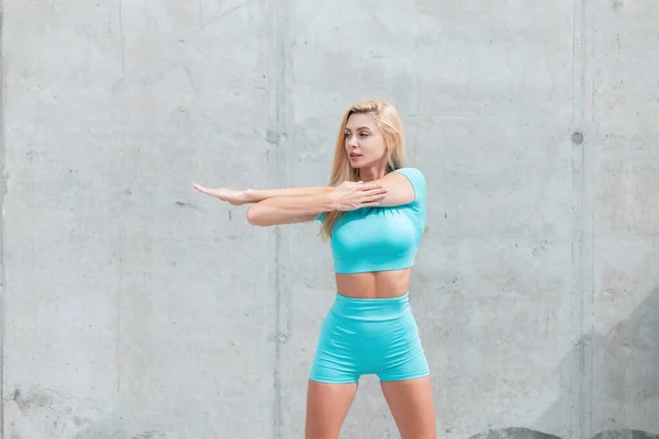 Dość Młody Fitness Model Kobieta Sexy Szczupły Ciało Moda Niebieski — Zdjęcie stockowe