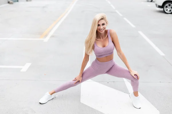 Deportiva Joven Feliz Con Una Sonrisa Ropa Deportiva Elegante Con —  Fotos de Stock