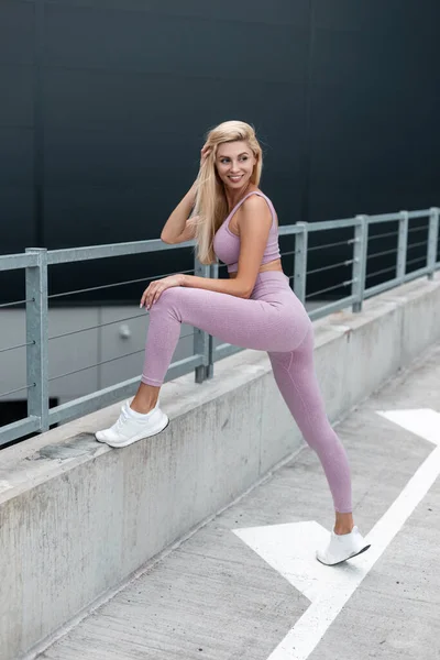 Glückliche Schönheit Fitness Mädchen Modell Mit Einem Sportlichen Sexualkörper Modischen — Stockfoto