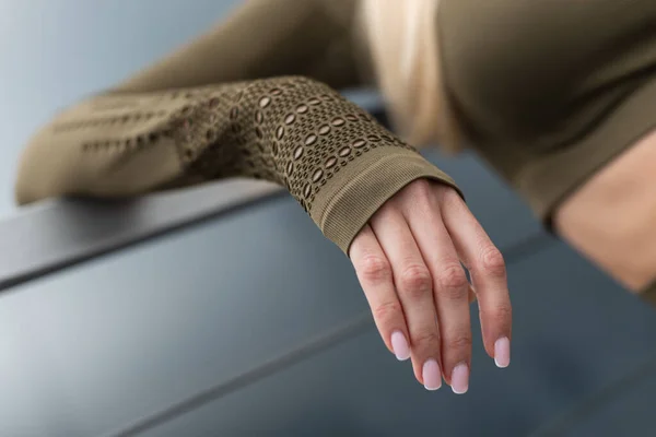 Primer Plano Mano Femenina Con Manicura Rosa Ropa Deportiva — Foto de Stock