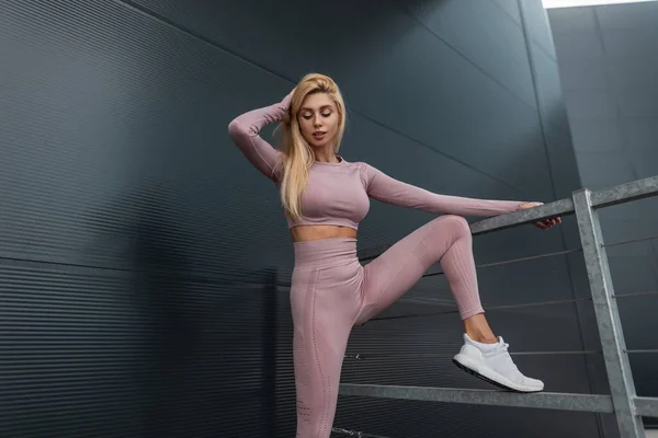 Stijlvolle Jonge Fitnessmodel Vrouw Trendy Sportkleding Met Mode Witte Sneakers — Stockfoto