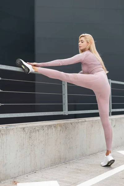 Junge Fitness Girl Mit Einem Schönen Körper Macht Stretching Übung — Stockfoto