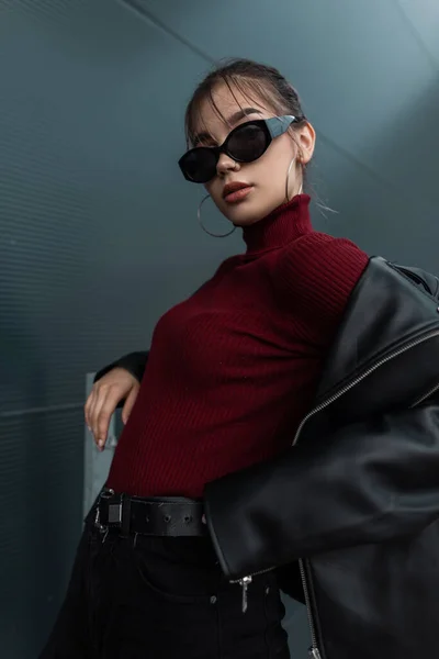 Cool Jonge Stijlvolle Vrouw Mode Zonnebril Met Een Stijlvolle Zwarte — Stockfoto