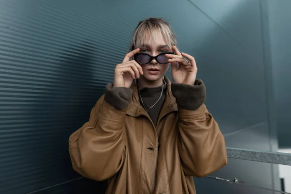 Mujer Modelo Hermosa Moda Chaqueta Marrón Vintage Pone Gafas Sol — Foto de Stock