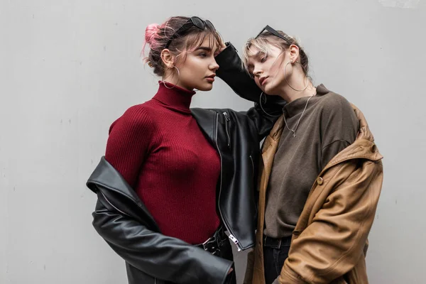 Schöne Junge Freundinnen Mädchen Mode Frühlingskleidung Mit Lederjacke Und Pullover — Stockfoto