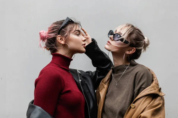 Retrato Duas Belas Namoradas Moda Meninas Estilo Jovem Com Óculos — Fotografia de Stock