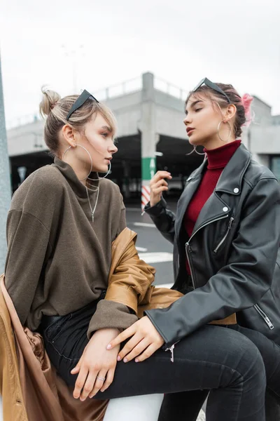 Belle Ragazze Adolescenti Vestiti Alla Moda Siedono Strada Città — Foto Stock