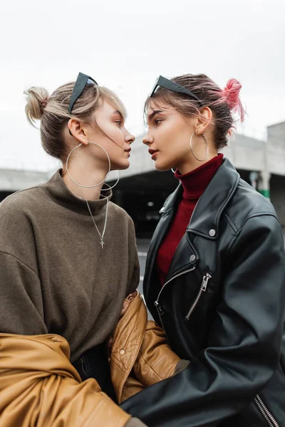 Two Beautiful Young Lesbian Girls Fashionable Clothes Leather Jacket Street — Stock Photo, Image