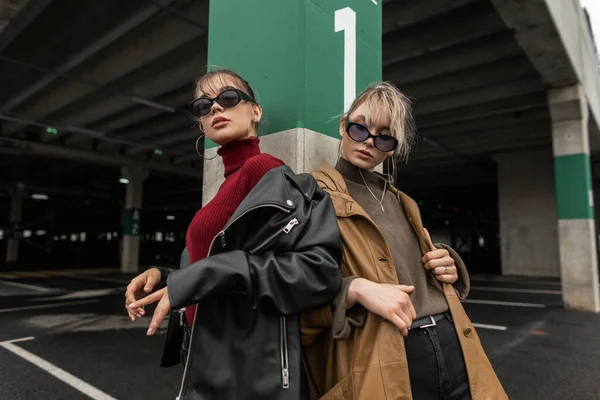 Twee Coole Modezusters Stijlvolle Kleding Met Een Leren Jas Een — Stockfoto