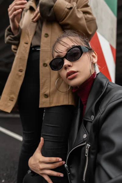 穿着时髦太阳镜 身穿黑色皮夹克的时尚美女出现在街上的画像 — 图库照片