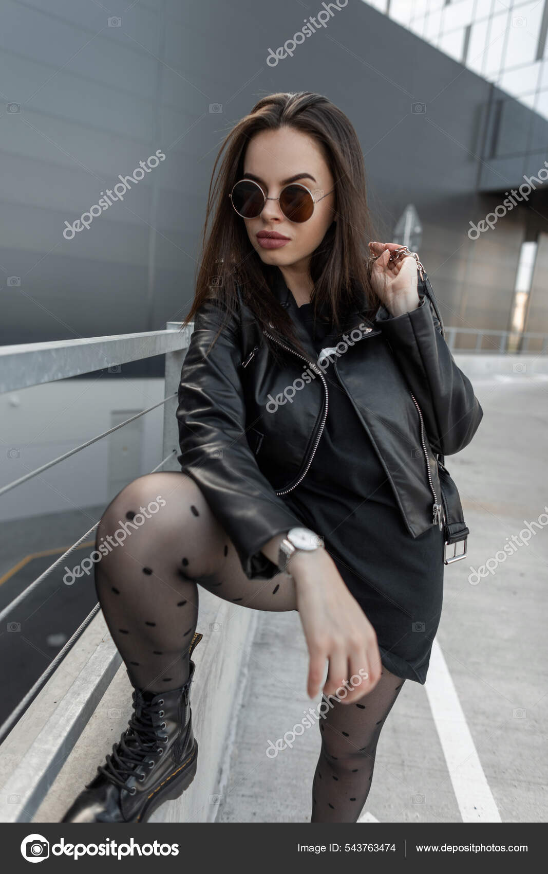 Hermosa Joven Mujer Hipster Fresco Gafas Redondas Moda Con Chaqueta: fotografía de stock © alonesdj |