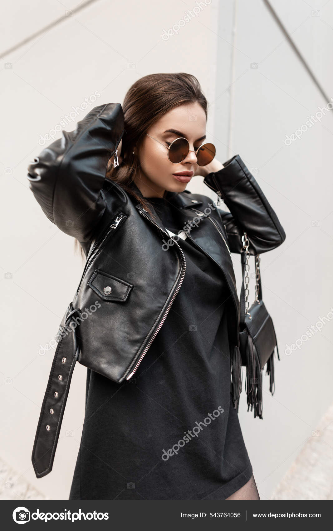 Retrato Urbano Moda Una Mujer Bonita Estilo Rock Negro Con: fotografía de stock alonesdj #543764056 |