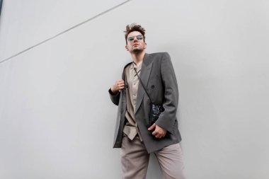 Zarif, genç, yakışıklı iş adamı modeli. Kentsel moda erkek portresi.