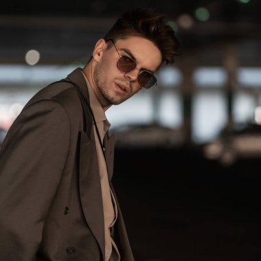 Şık bir portre. Gözlüklü, şık görünümlü, spor ceketli ve otoparkta gömleği olan yakışıklı bir iş adamı.